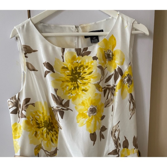🌼Jessica Howard Designer Dress 👗14W with Gorgeous🌼Yellow Flowers. Like New 🌼 - Picture 4 of 16